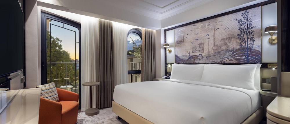 Deluxe Room, 1 King Bed, Balcony photo 2