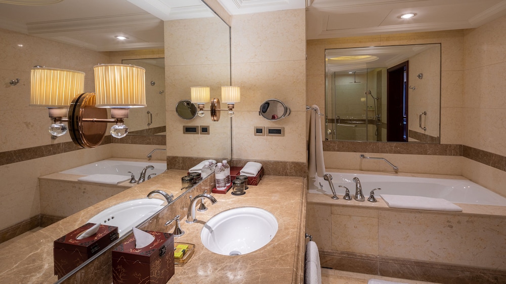 Premium Room, 1 King Bed - Photo 3