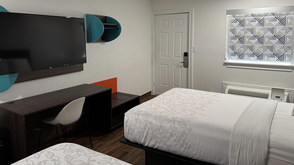 Deluxe Room, 2 Double Beds, Accessible, Non Smoking - Photo 3