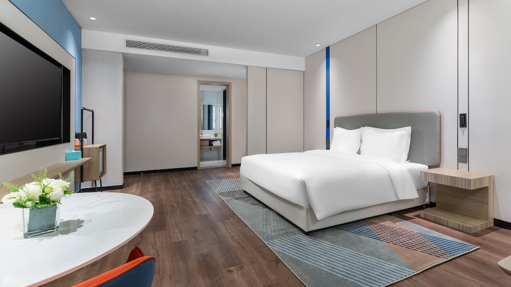Standard Room, 1 King Bed, Lake View (High Floor)