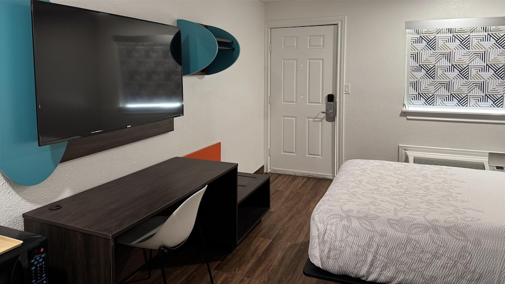 Deluxe Room, 1 King Bed, Non Smoking photo 3