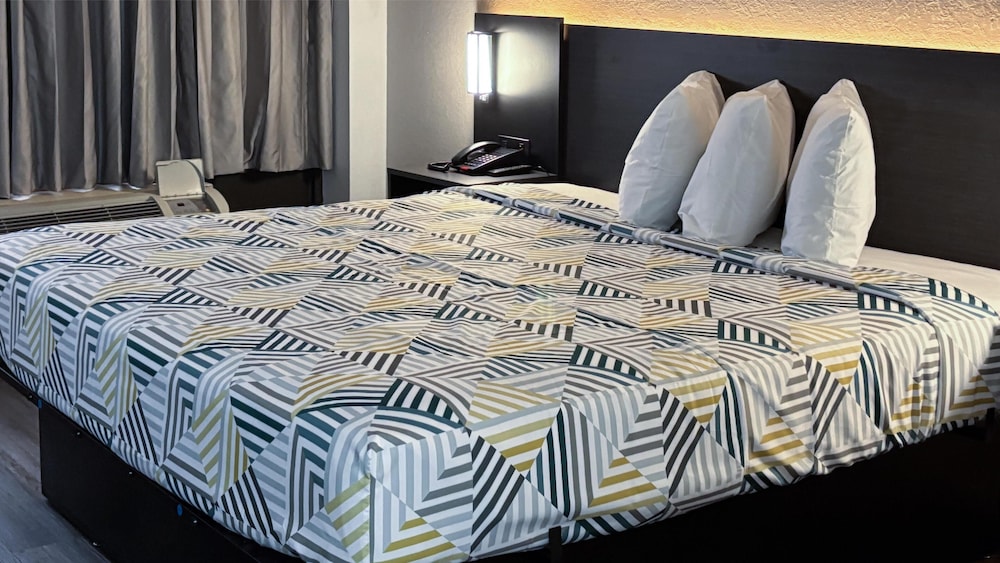 Deluxe Room, 1 King Bed, Non Smoking photo 3