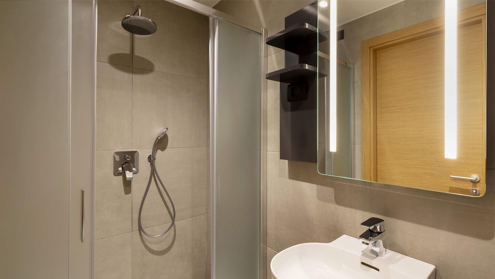 Standard Twin Room thumbnail 6