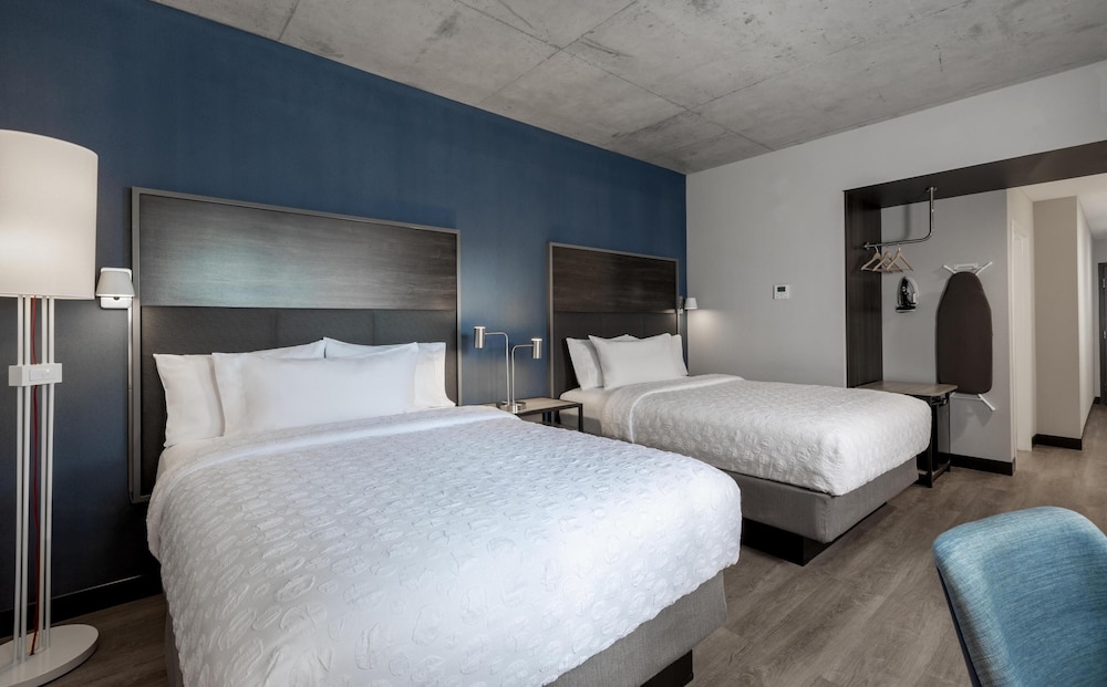 Room, 2 Queen Beds thumbnail 5