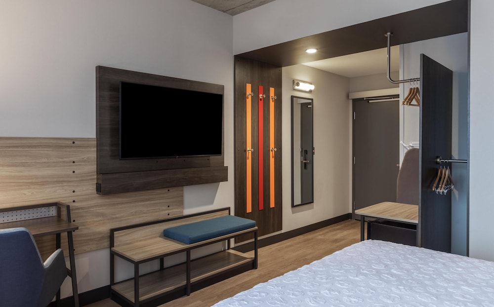 Room, 1 King Bed, Accessible (Mobility & Hearing, Roll-in Shower)