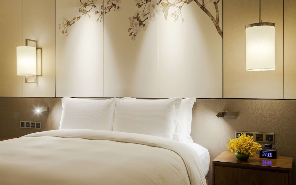 Deluxe Room, 1 King Bed, Corner photo 1