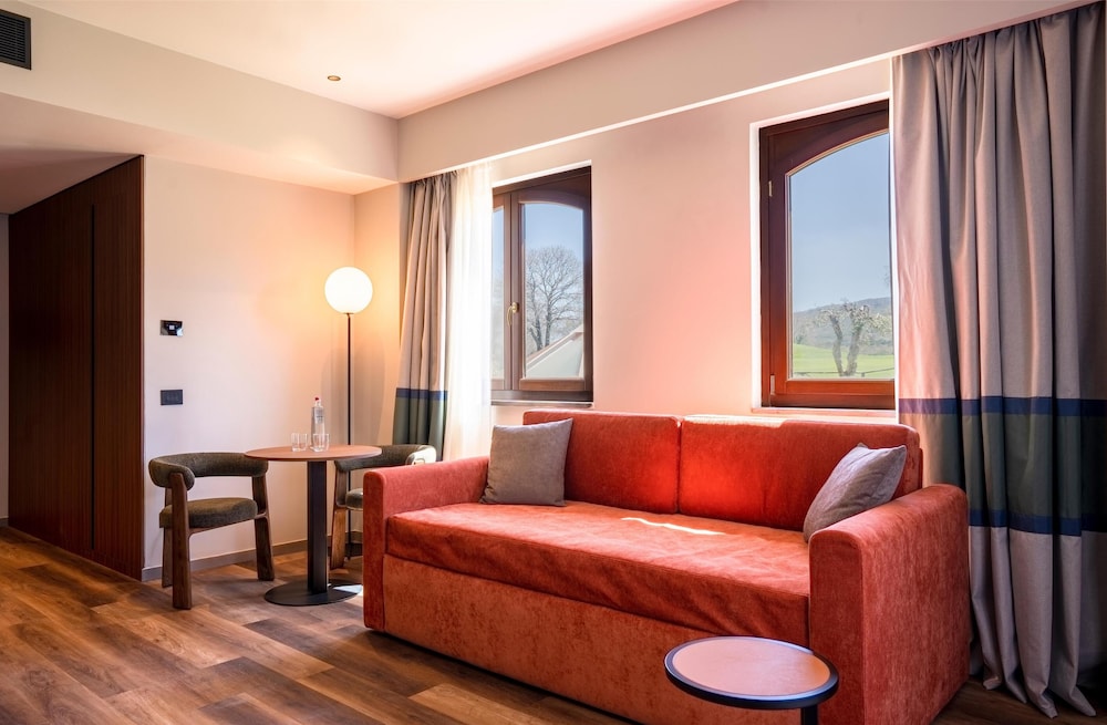 Suite, 1 Bedroom, Patio thumbnail 5