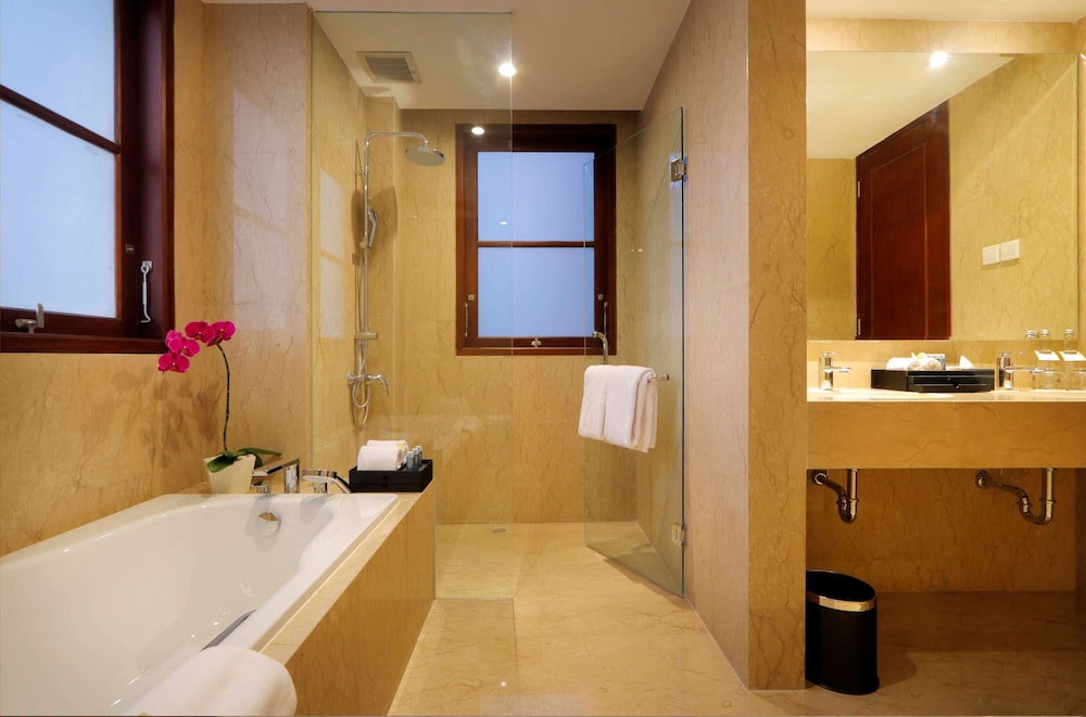 Deluxe Room, 1 King Bed, Bathtub (Balcony) photo 2