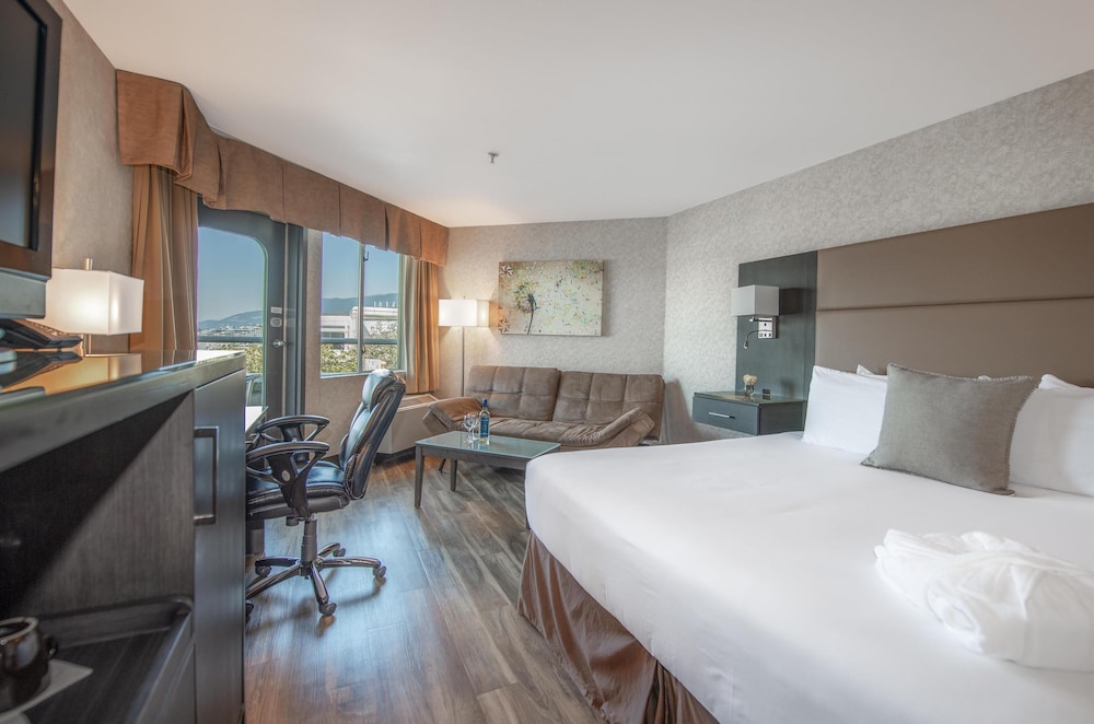Premium Room, 1 King Bed, Patio photo 1