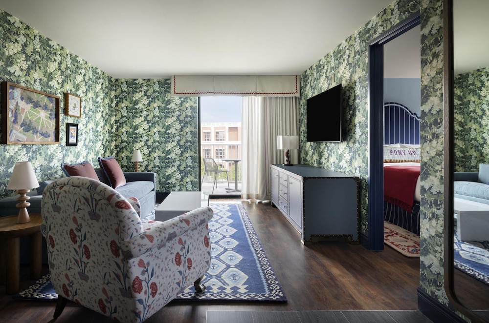 Suite, 1 King Bed (University View) photo 1