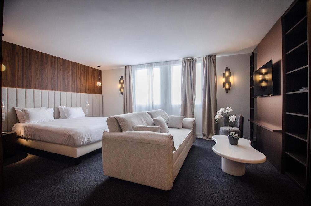 Suite - 1 Queen Bed - Photo 1