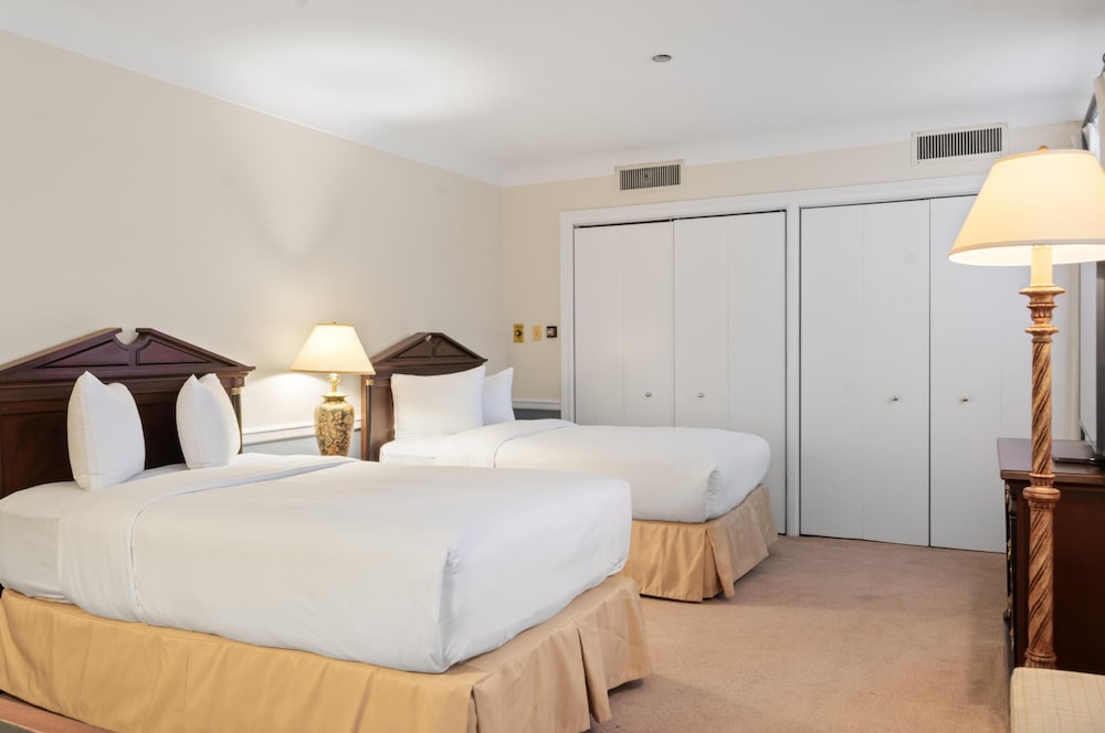 Room, Multiple Beds (The Drake Residence) thumbnail 5