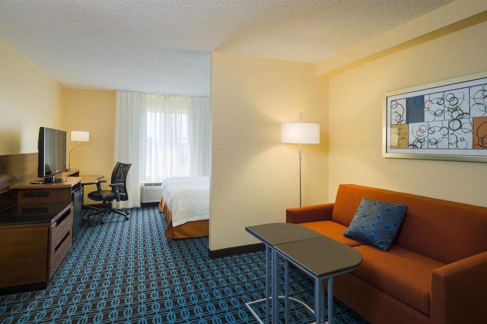 Suite, 1 King Bed, Non Smoking (with Sofabed) - Photo 3