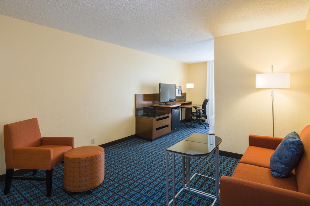 Suite, 1 King Bed, Non Smoking (with Sofabed) - Photo 2