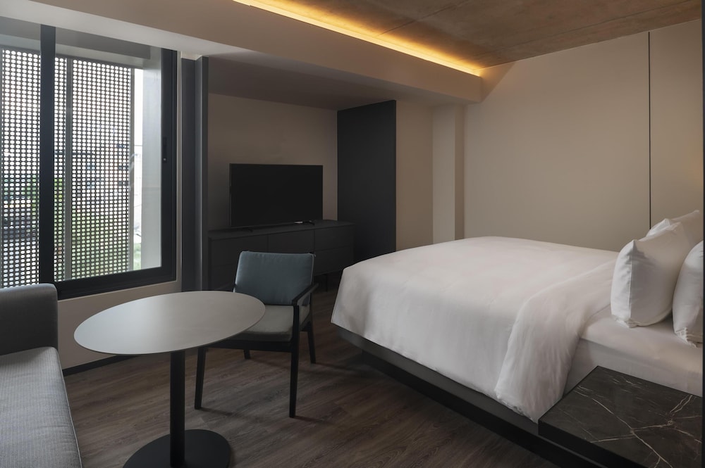 Superior Room, 1 Bedroom, Non Smoking, City View thumbnail 5