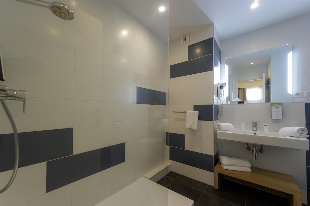 Standard Room, Multiple Beds - Photo 9