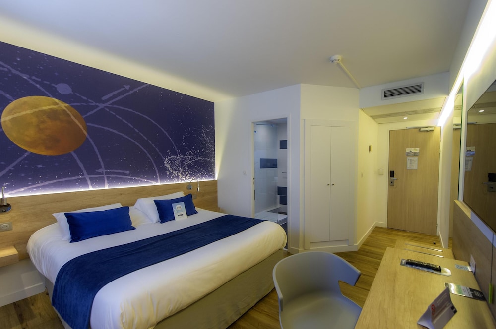 Standard Room, Multiple Beds - Photo 8