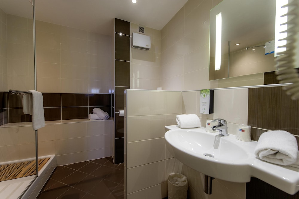 Standard Room, Multiple Beds - Photo 10