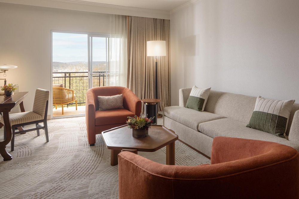 Junior Suite, 1 King Bed, Pool View