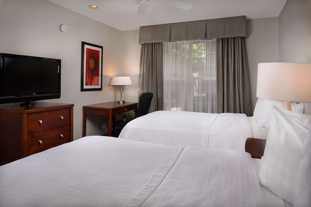2 Bedroom Suite, 1 King 2 Queens photo 2