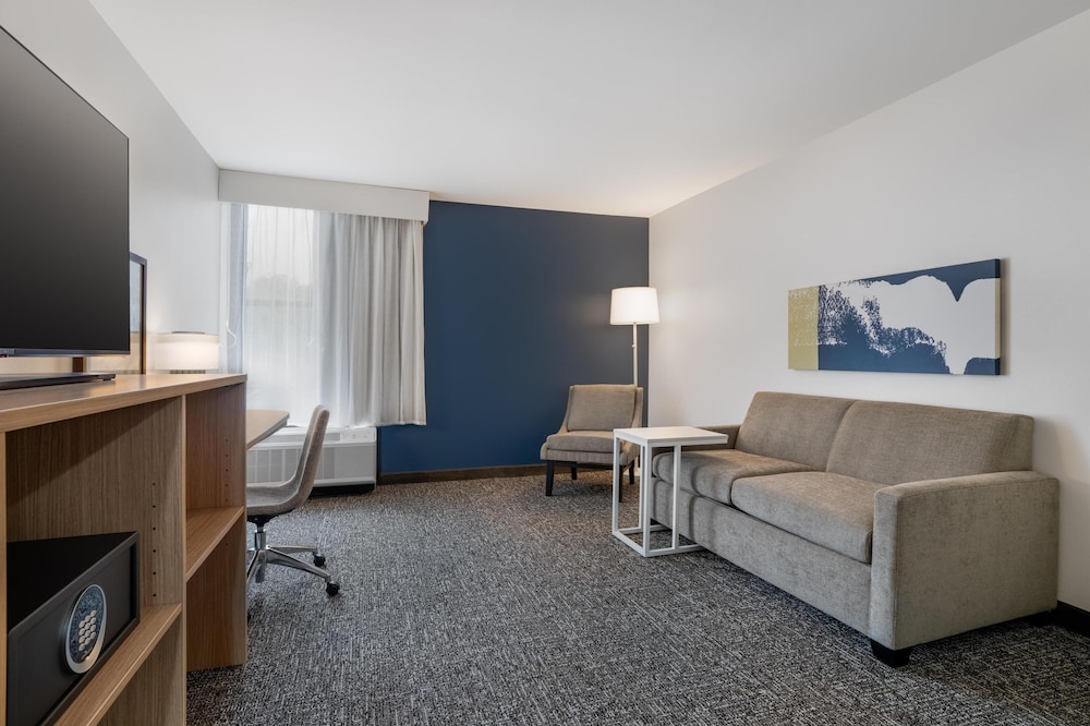 Suite, 2 Queen Beds, Accessible (Mobility & Hearing, Roll-in Shower) - Photo 2