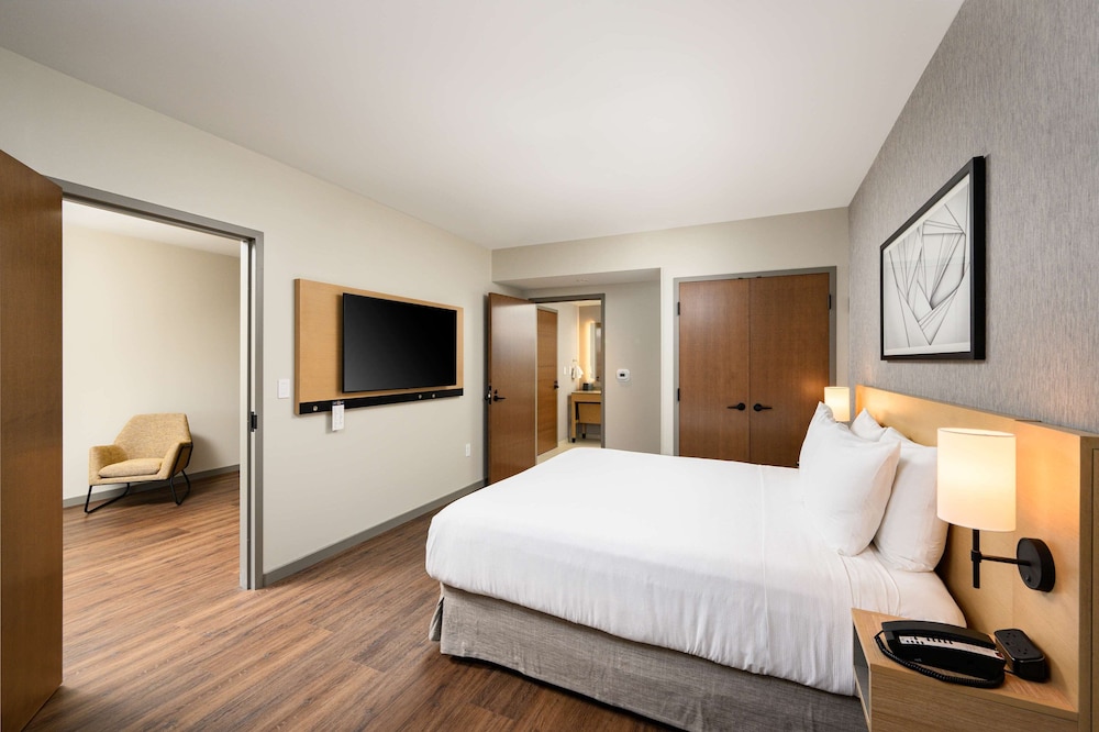 Suite, 1 King Bed with Sofa bed, Accessible (Roll-In Shower) photo 3