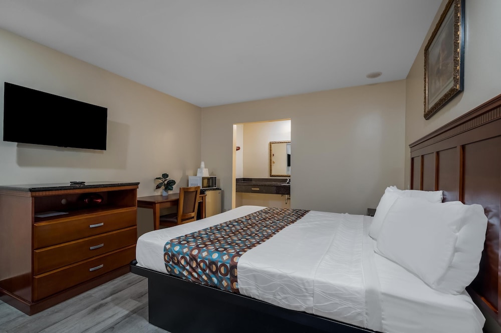 Room, 1 King Bed, Non Smoking - Photo 1