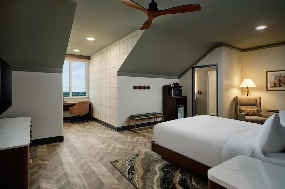 Deluxe Room, 1 Queen Bed (Water View)