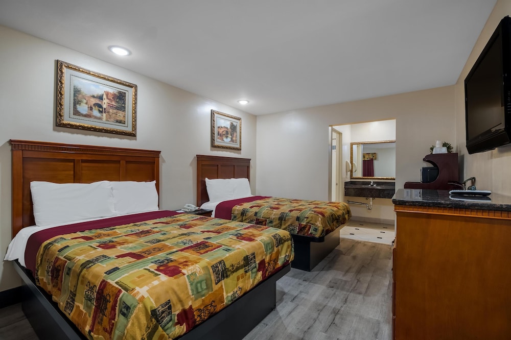 Room, 2 Double Beds, Non Smoking - Photo 1