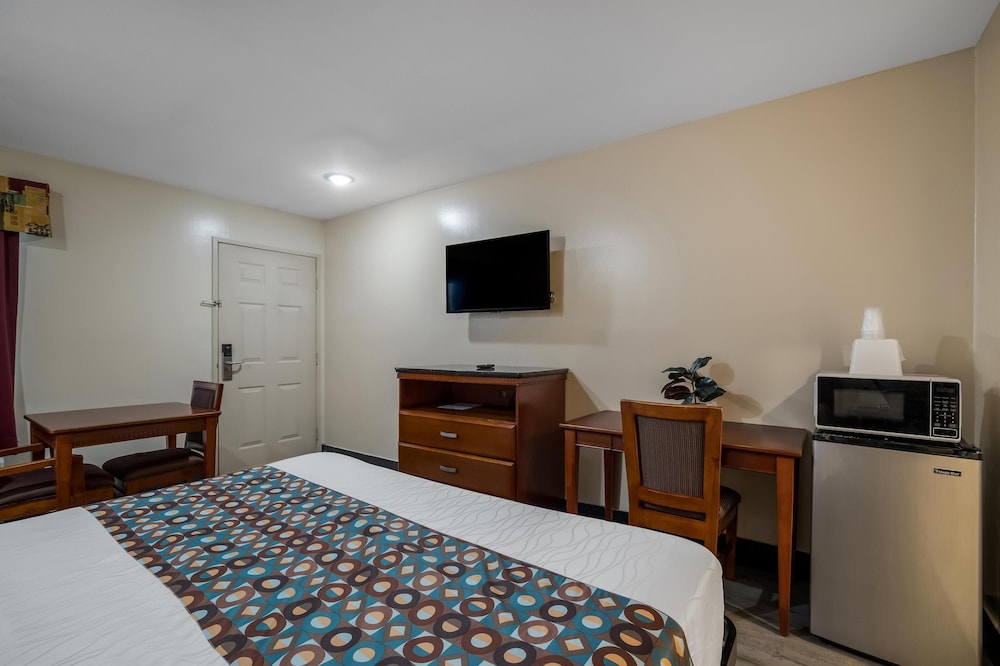 Room, 1 King Bed, Non Smoking - Photo 2