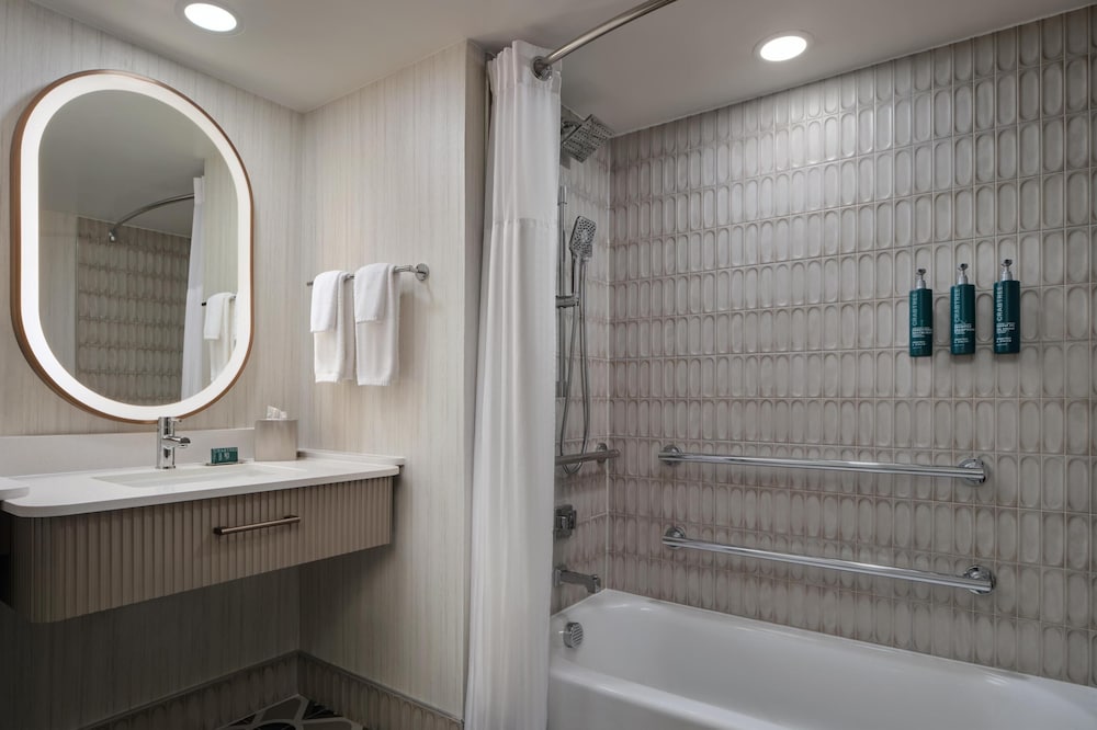 Room, 2 Queen Beds, Accessible, Bathtub (Hearing) - Photo 3