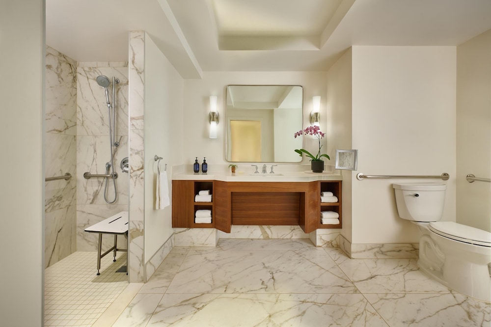 Room, 2 Queen Beds, Roll-in Shower, Ocean View (Accessible Room)