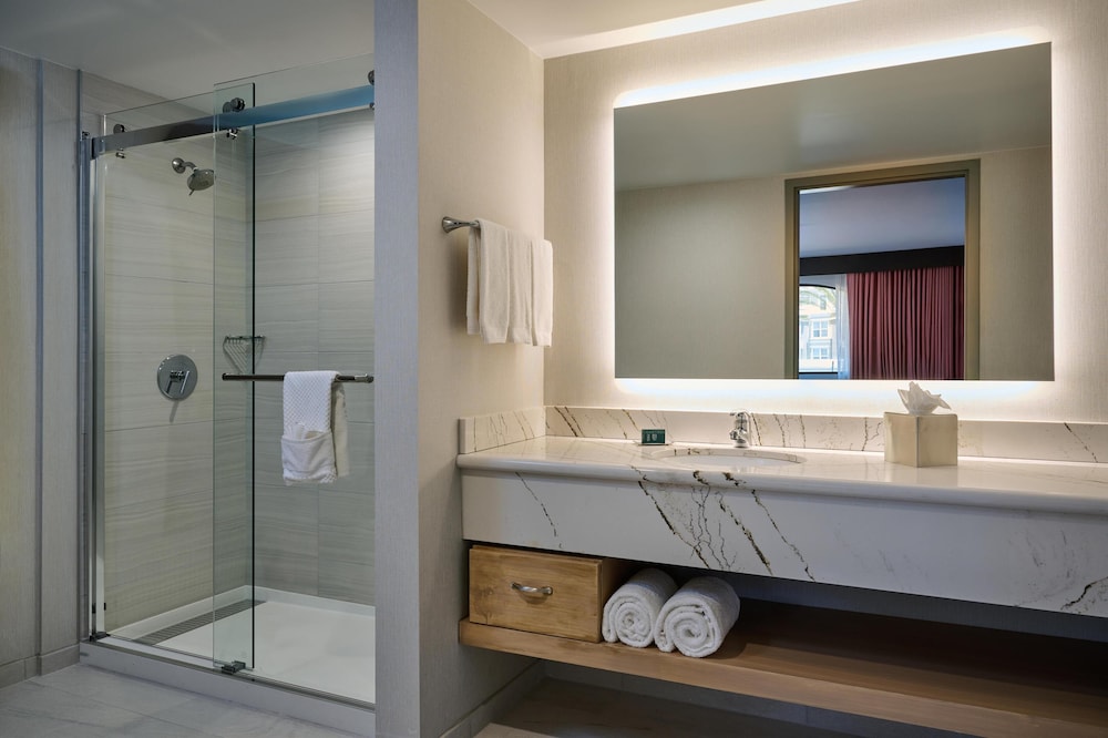 Junior Suite, 1 King Bed, Non Smoking - Photo 9