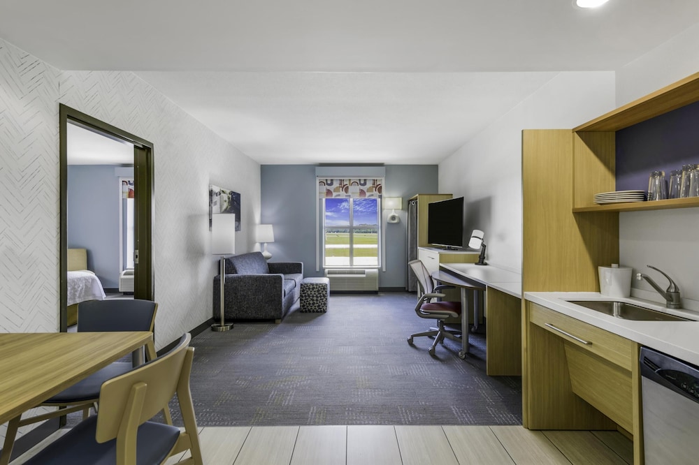 Suite, 1 King Bed, Accessible, Non Smoking (mob/hearing acc w/ bathtub) photo 3