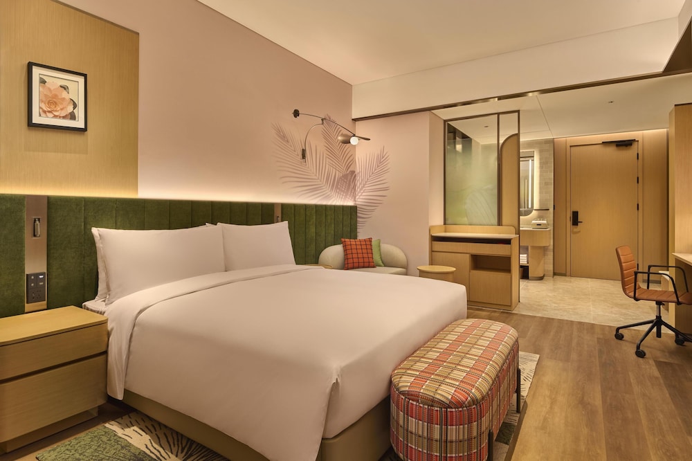 Comfort Room, 1 King Bed (High Floor)