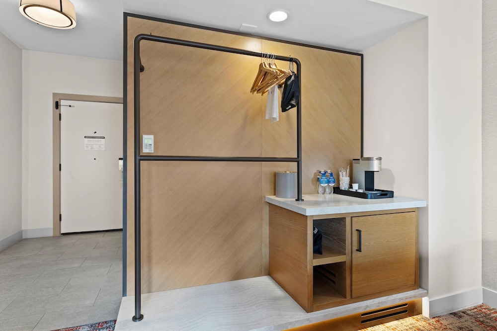 Room, 1 King Bed, Accessible, Bathtub (Mobility, Hearing) - Photo 1