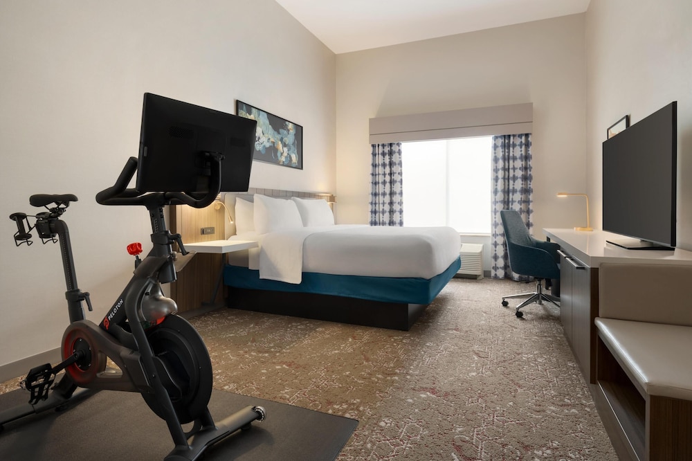 Deluxe Room, 1 King Bed, Accessible, Bathtub (Hearing, Peloton Bike) photo 3