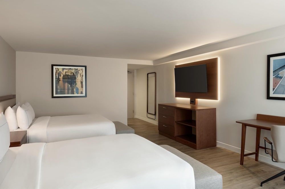 2 Queen Bed Oversized Room (Newly Renovated) - Photo 2