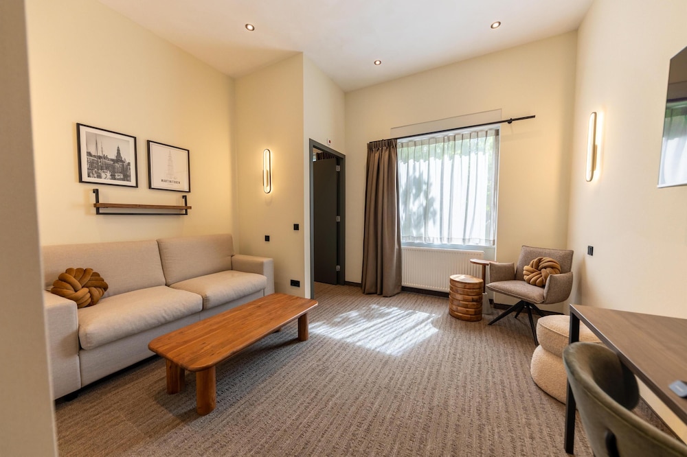 Standard Room, 1 King Bed, Non Smoking (with Sofabed) - Photo 11