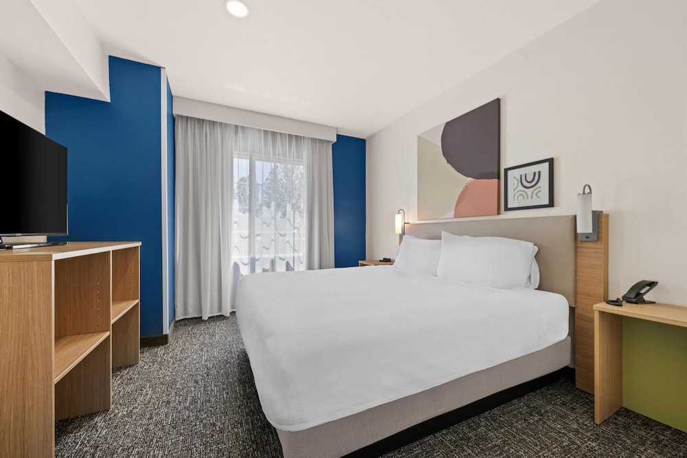 Suite, 1 King Bed - Photo 2