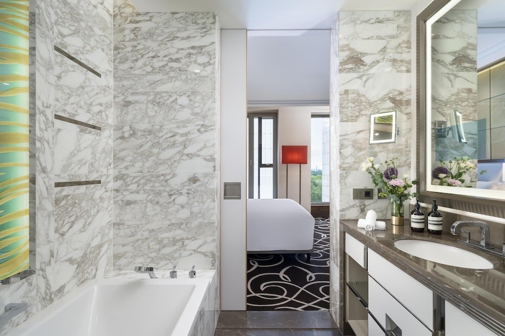 Suite, 2 Bedrooms, Corner thumbnail 6