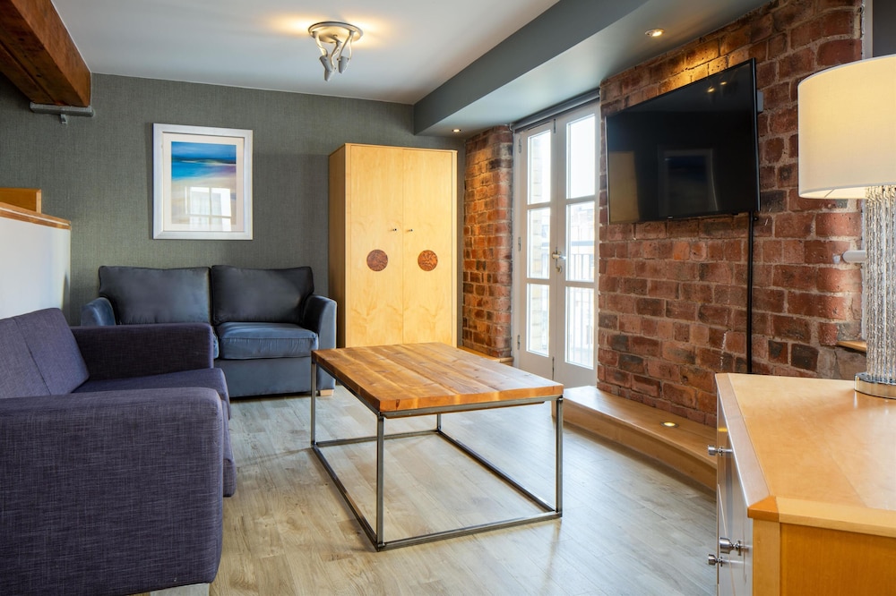 Suite, 1 Double Bed, Non Smoking (Larger Room;with Sofabed) - Photo 3