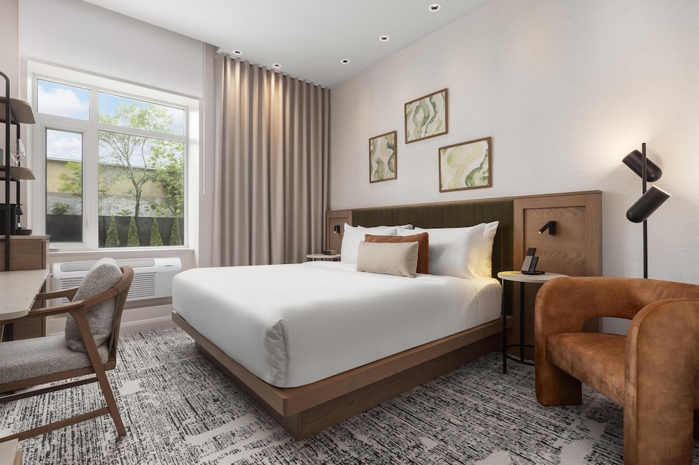Room, 1 King Bed thumbnail 5