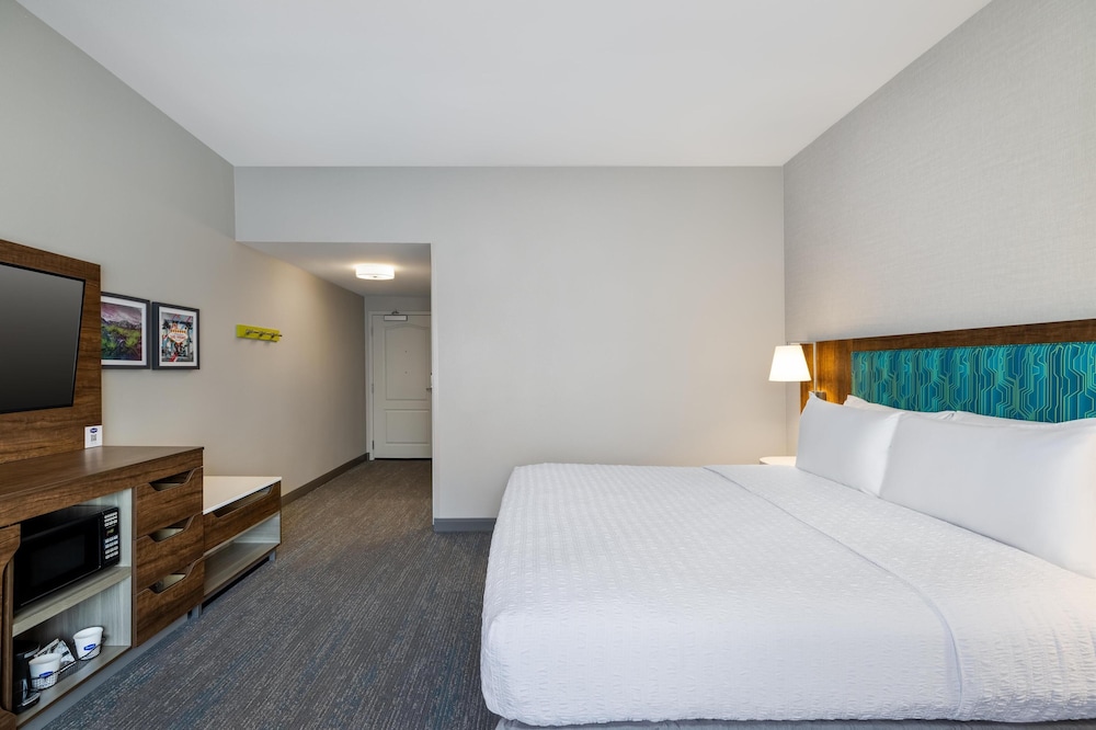 One King Bed, Non-Smoking, Accessible - Photo 4