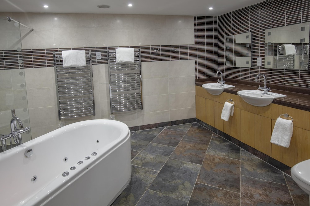 Executive Suite, 1 King Bed, Non Smoking, Jetted Tub - Photo 3