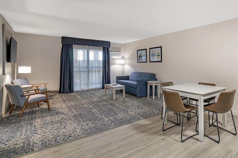 Suite, 2 Queen Beds, Non Smoking, Kitchenette (Dining Table;with Single Sofabed) photo 1