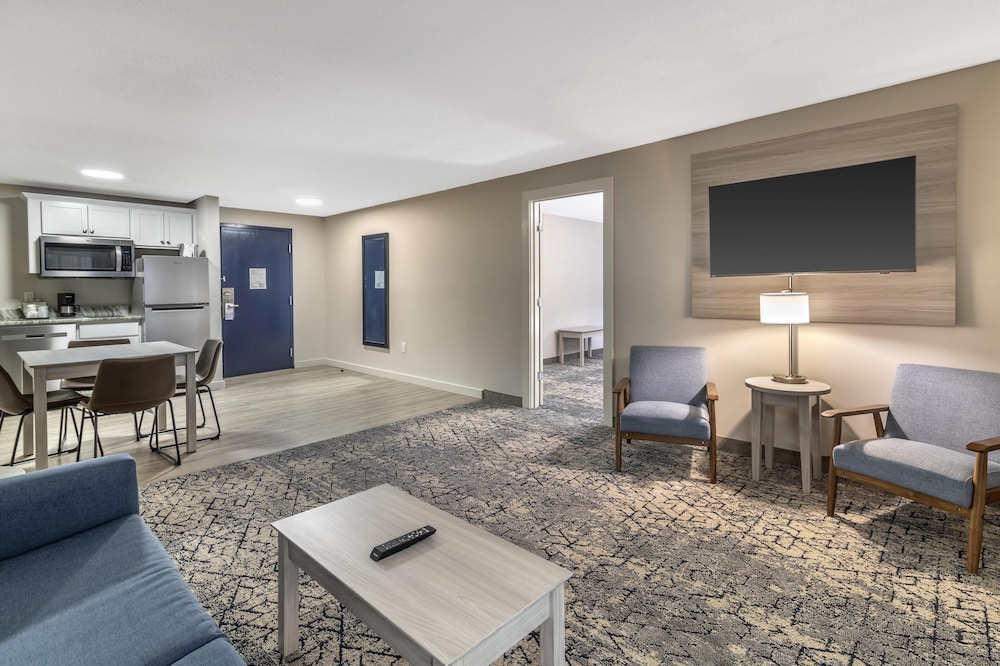 Suite, 1 King Bed, Non Smoking, Kitchenette (Dining Table;with Single Sofabed) photo 2