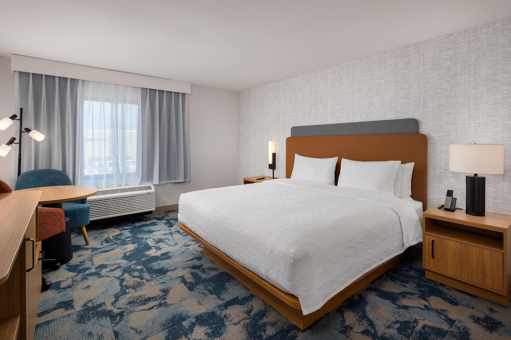 Room, 1 King Bed, Refrigerator & Microwave (Shower Only)