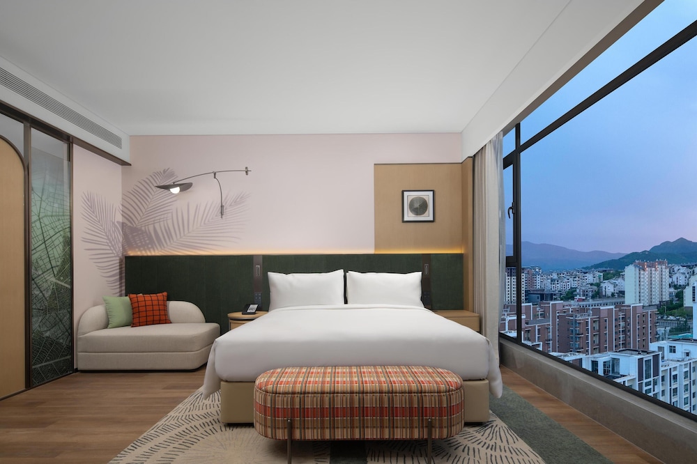 Deluxe Room, 1 King Bed