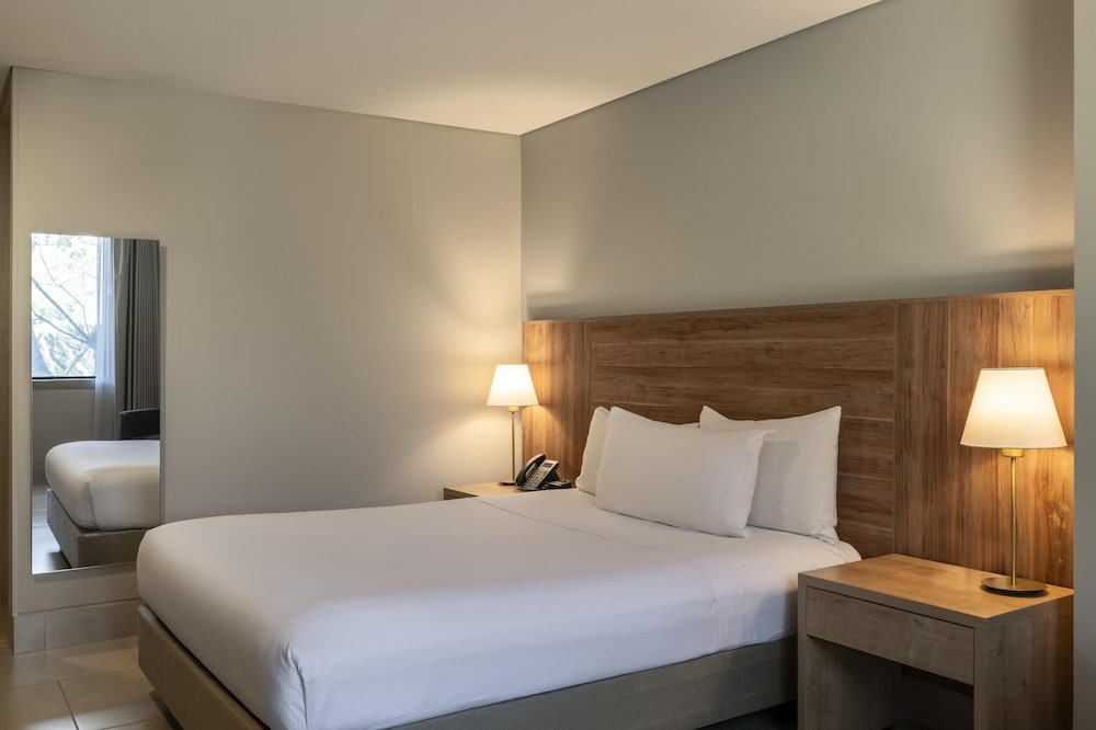 Room, 1 King Bed, Accessible, Balcony (Hearing)